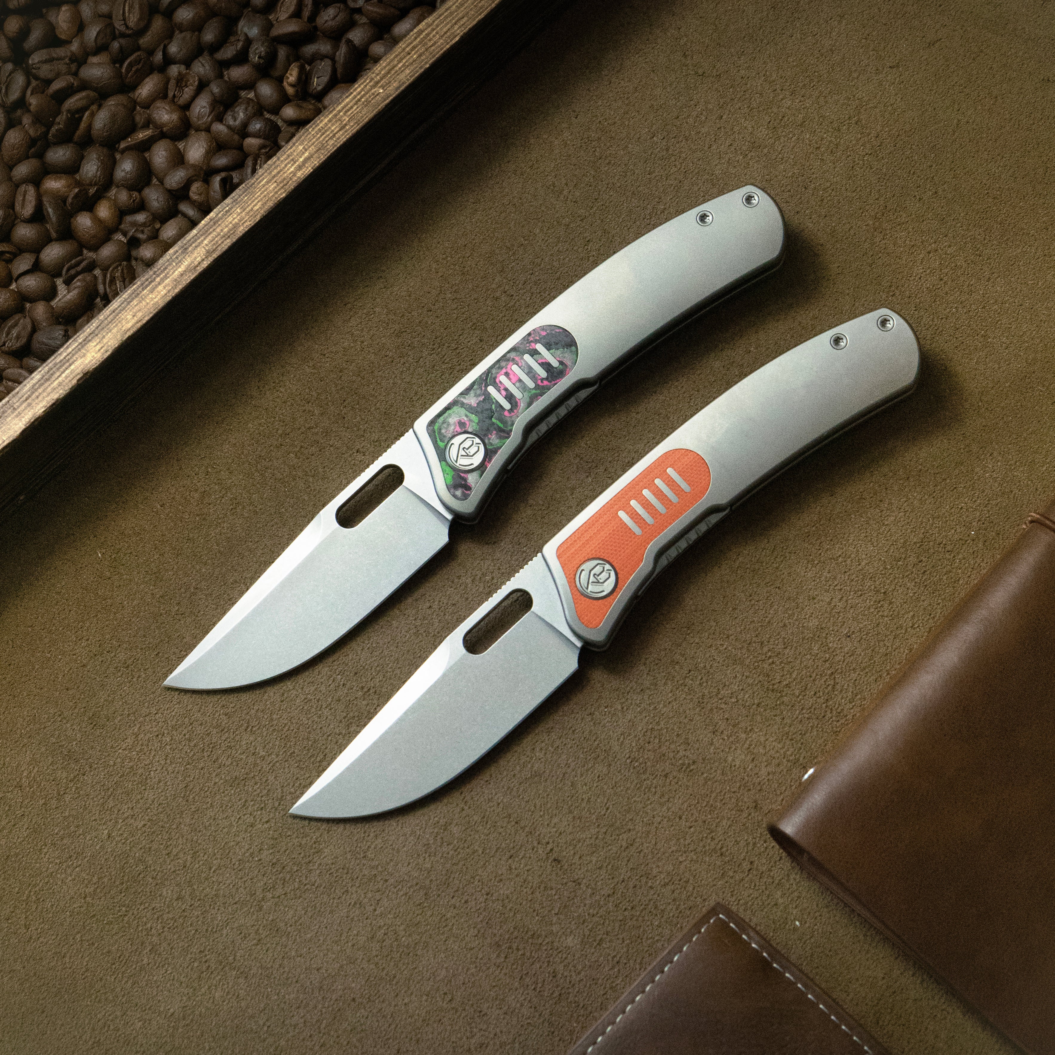 KB Common Thread Folding Knife Gray Titanium/CF inlays Handle 3.35'' Stonewash M390 Blade KB377B